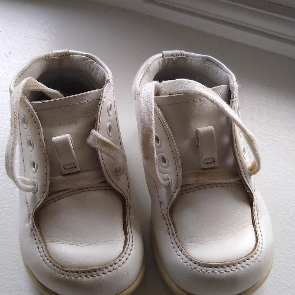 Strike Rite shoes size 5.5 White used